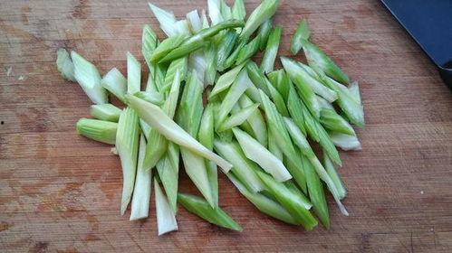 芹菜与白瓜能一起吃吗吗,“芹菜与白瓜相克？揭秘两者能否同食的真相”